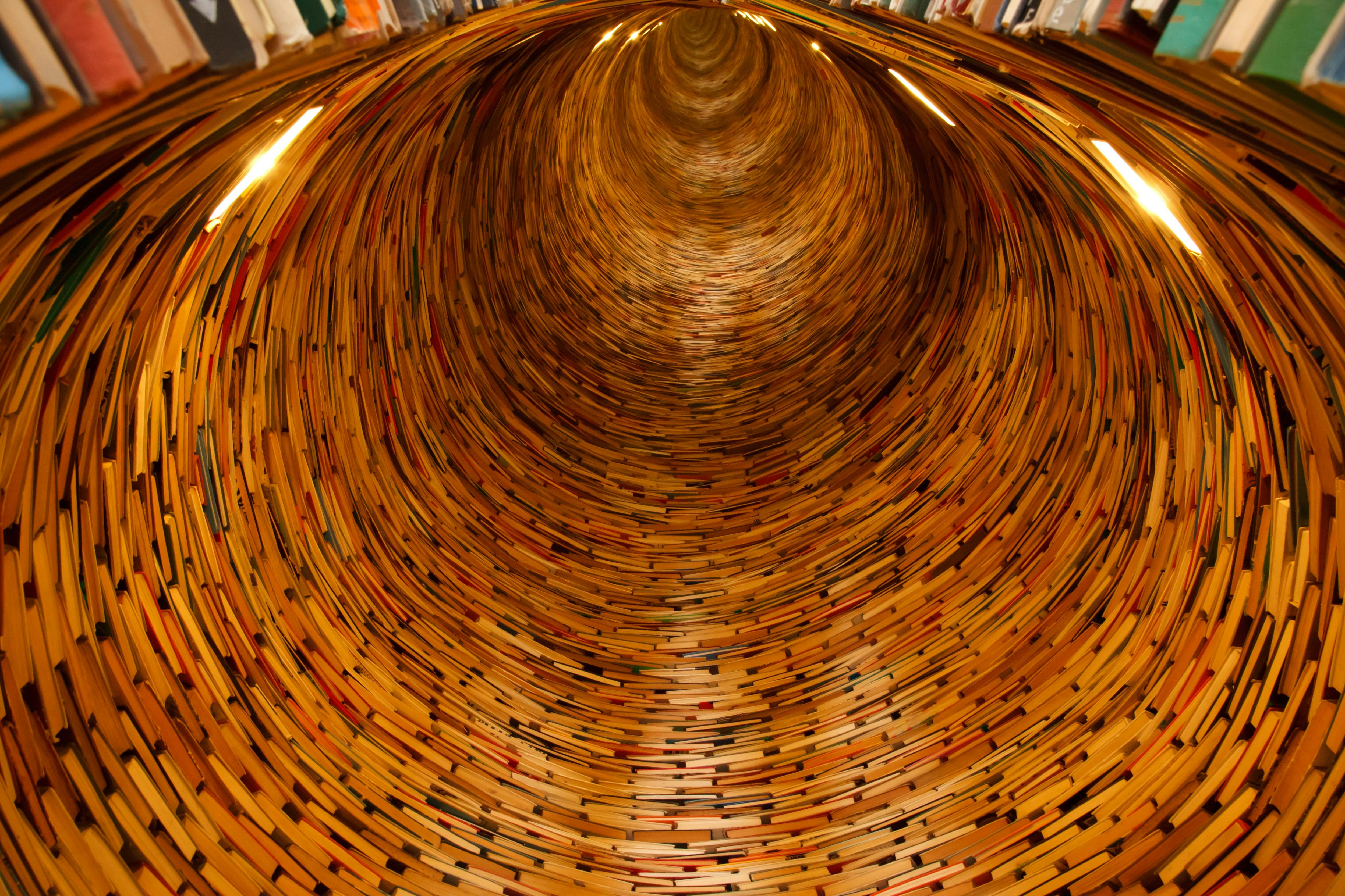 Ein endlos wirkender Zylinder aus aufgestapelten Büchern